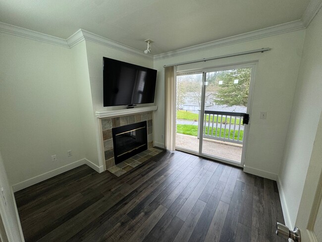 Building Photo - Clean & Bright Federal Way Condo with/ Gar...