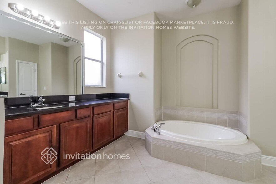 Building Photo - 1845 Beaconsfield Dr