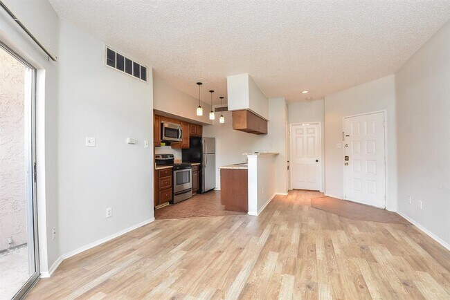Building Photo - 10855 Meadowglen Ln