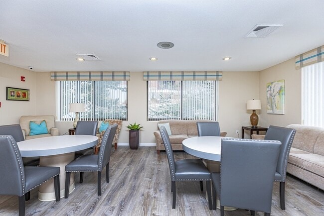 Building Photo - 1002 Paradise Rd