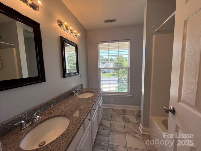 Building Photo - 8601 Fieldcroft Dr