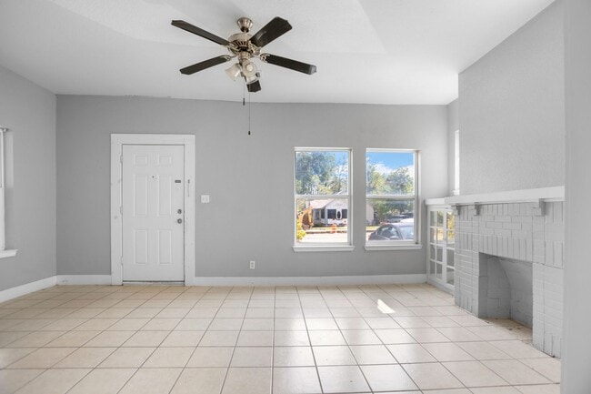 Building Photo - Available Now! Charming 2 Bed / 2 Bath Craftsman Home Near Downtown Waco