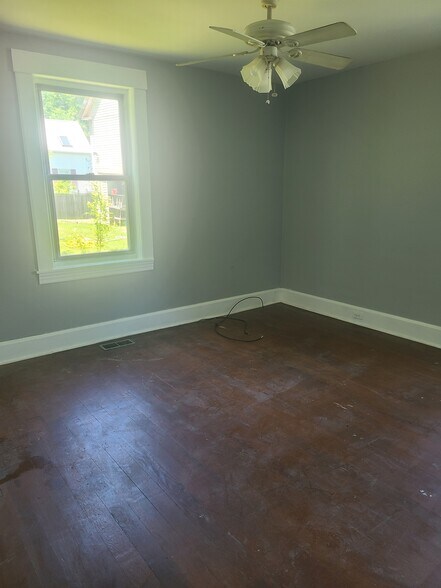 Building Photo - 52 Main St