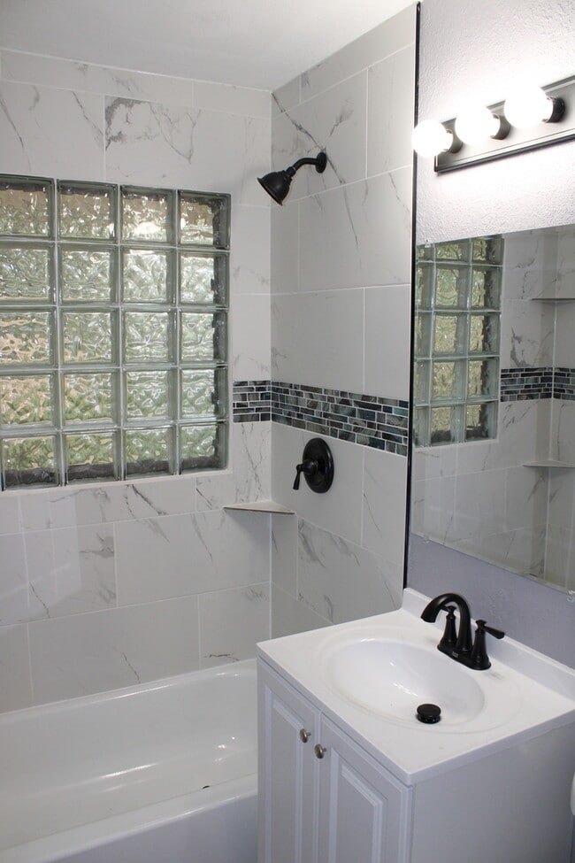 Building Photo - Spacious 4-bedroom, 1.5-bath home located ...