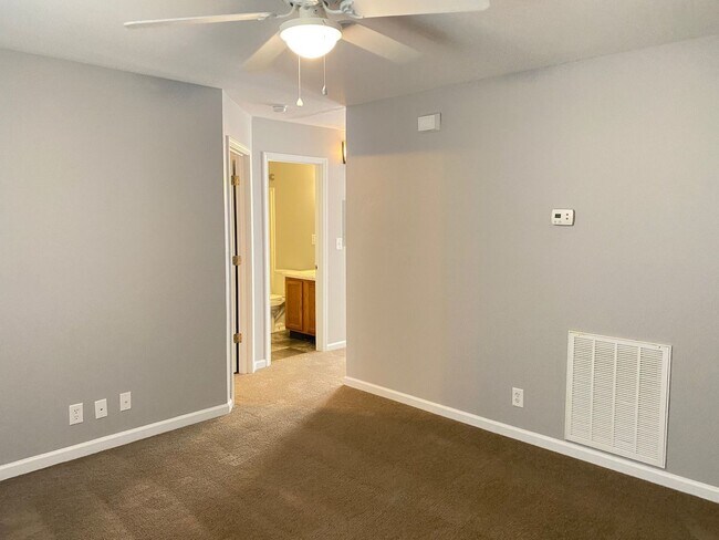 Building Photo - 944 Kingsbury Dr