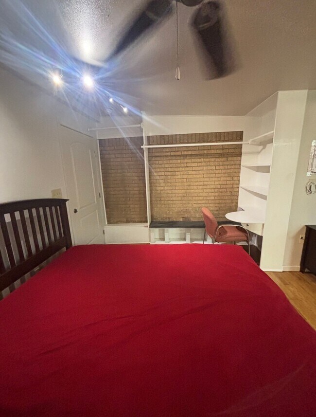 Building Photo - 928 Main St