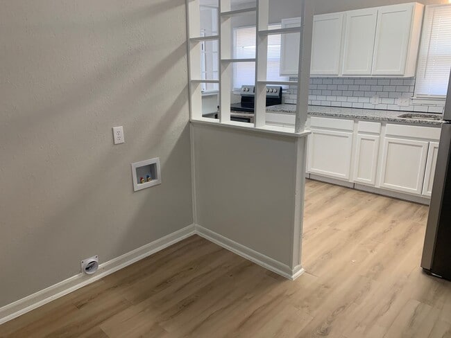 Building Photo - $1095 - 3 bedroom / 1 bathroom - Single Fa...