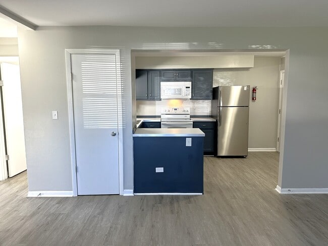 Building Photo - 9709 W Lorraine Dr