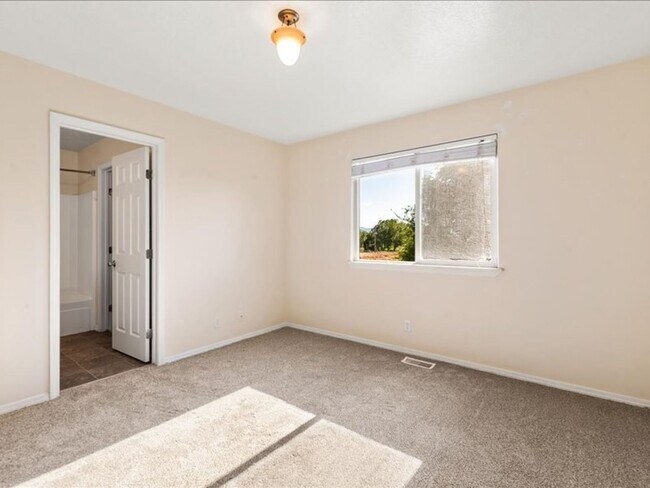 Building Photo - 3 Bedroom 2.5 Bathroom Home in Southwest B...