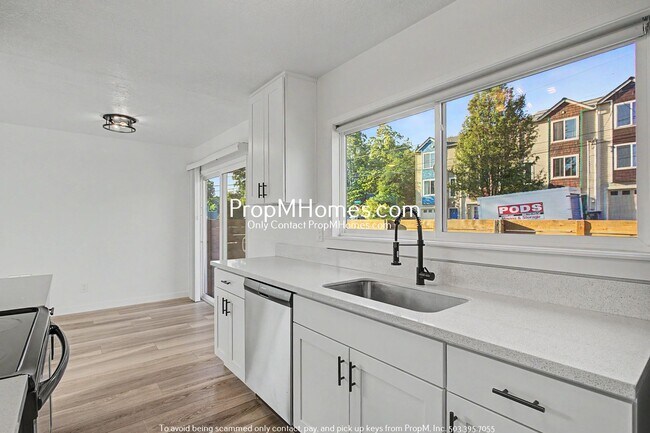 Building Photo - Updated Two Bedroom Unit in St Johns!