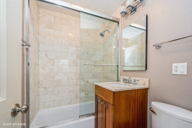 Building Photo - 2930 N Sheridan Rd