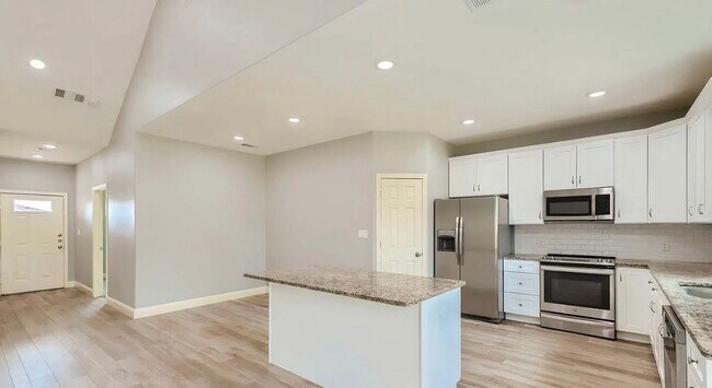 Building Photo - MOVE IN READY