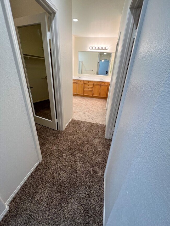 Building Photo - Spacious 4 Bedroom 3 Bathroom Home with 3 ...