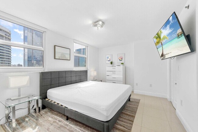 Building Photo - 1 SE 12th St