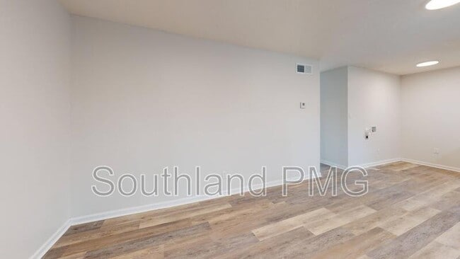 Building Photo - 605 Lake Rd