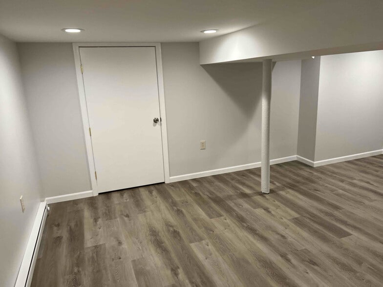 Building Photo - 285 Pearsall Ave