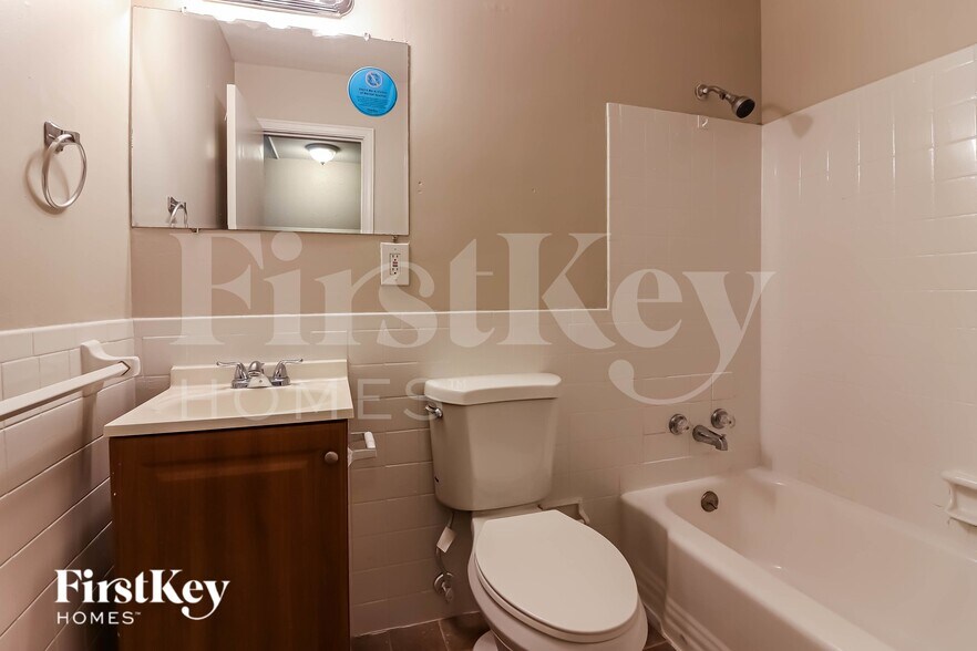 Building Photo - 607 NE Short St