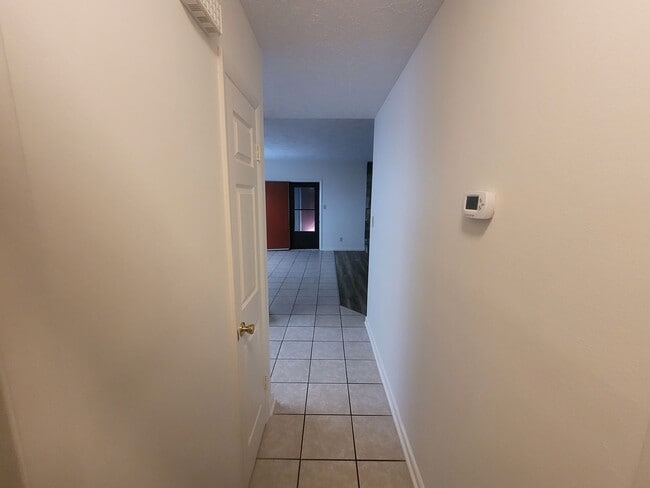Building Photo - 2 bedroom Ground Floor!