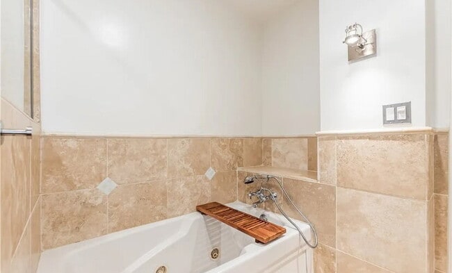 Building Photo - Luxurious Beverly Hills Penthouse Condo wi...