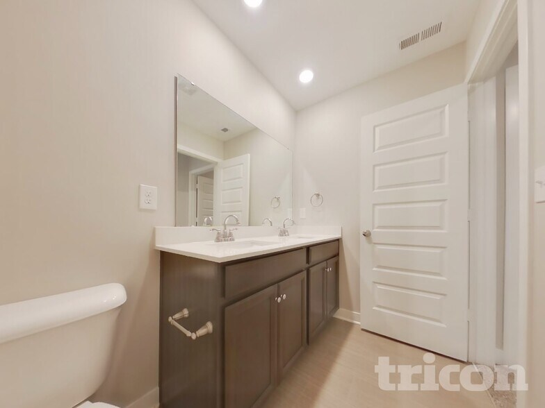 Building Photo - 1303 Eton Wy