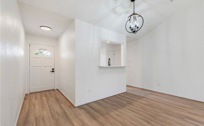 Building Photo - College Station - 3 bedroom - 2 bath house with garage and fenced back yard.