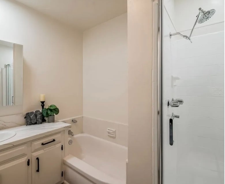 Building Photo - 220 E Live Oak St