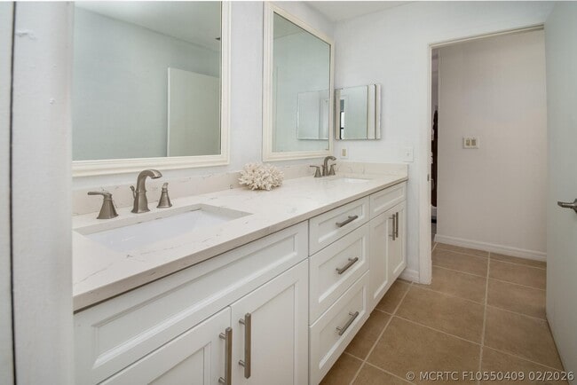 Building Photo - 2504 Hibiscus Dr W