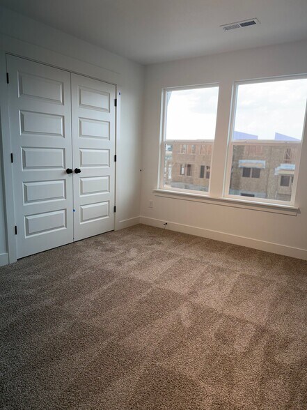 Building Photo - 4387 Templar Dr