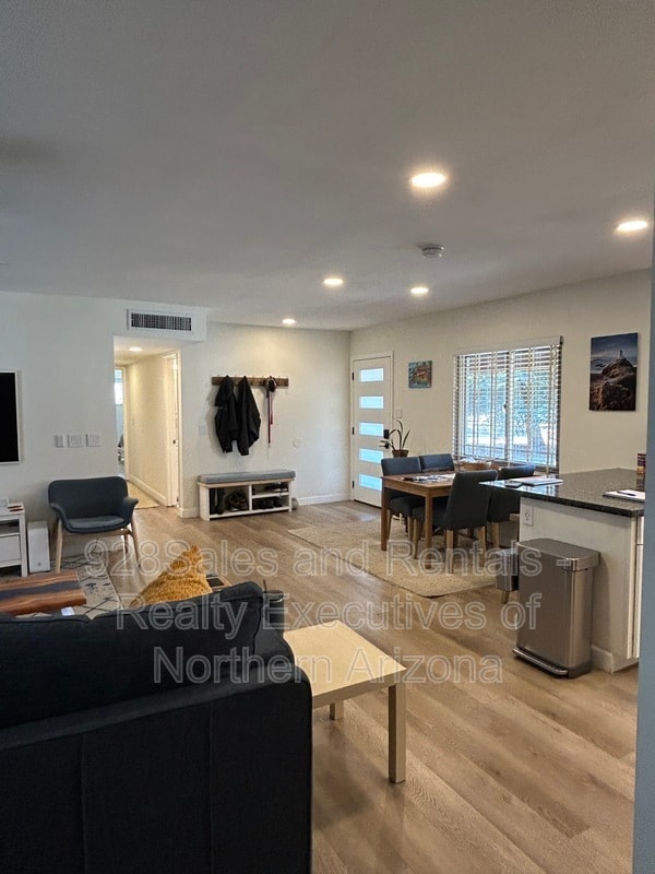 Building Photo - 1928 N Lynn Dr