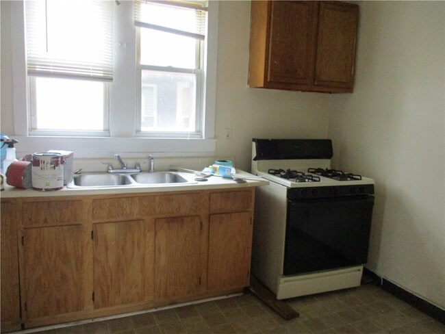 Building Photo - 128 Bartlett St