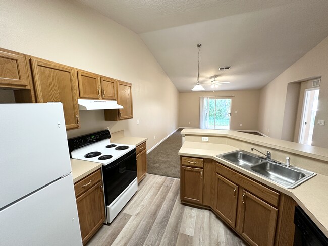 Building Photo - 23 Eton Ln