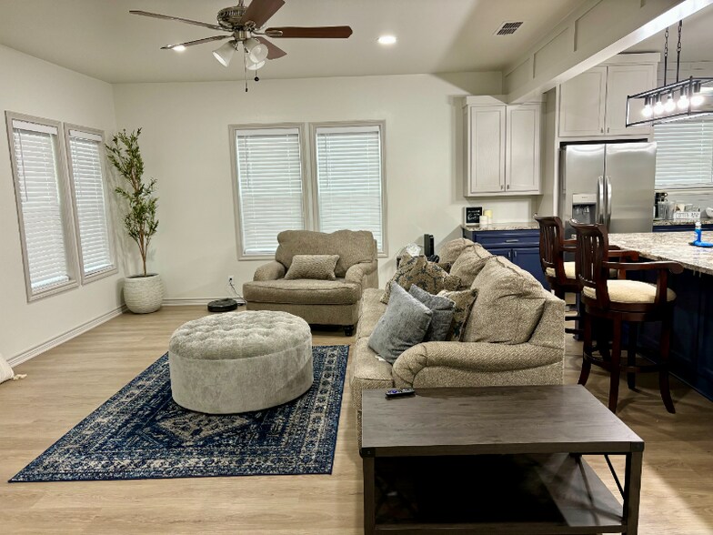 Building Photo - 324 S Saunders Ave