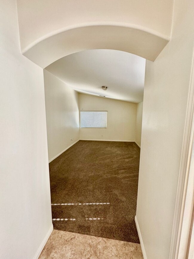 Building Photo - Make yourself at home in this delightful B...