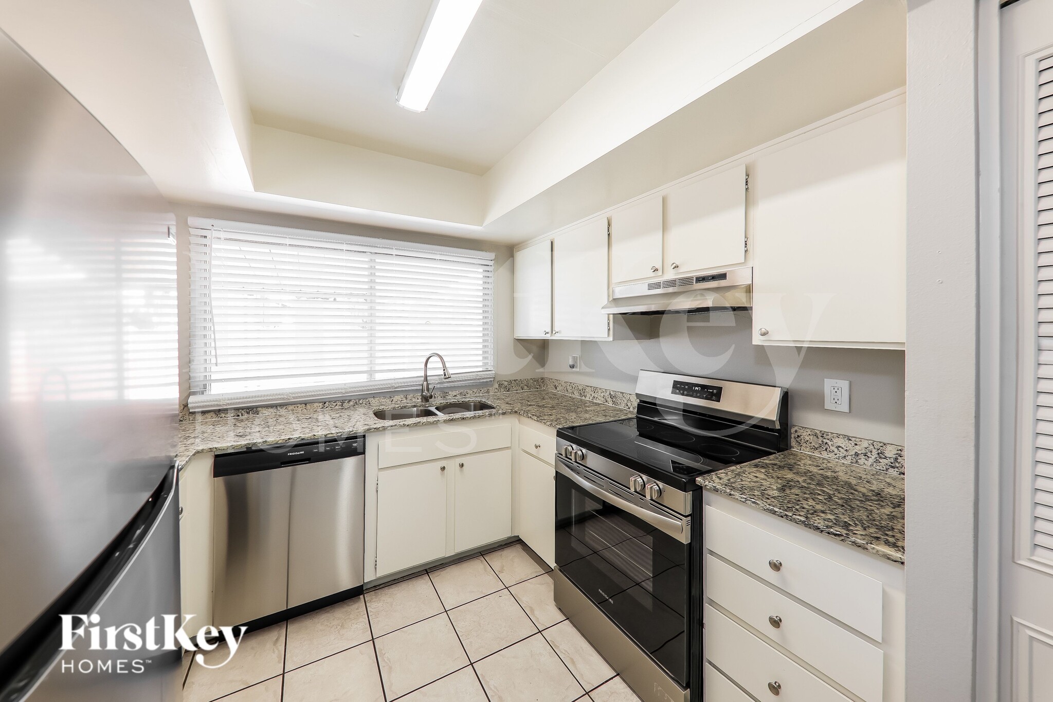 Building Photo - 14016 N 33rd Dr