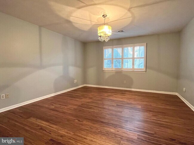 Building Photo - 330 Parkwood Dr