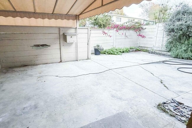 Building Photo - 5243 Village Green