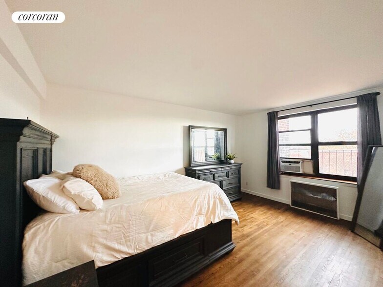 Building Photo - 52-25 39th Rd