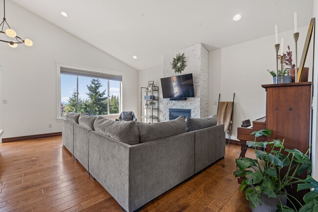 main living room - 3309 Stonecrop Way