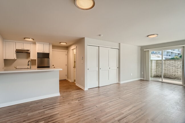 Building Photo - Spacious Apartment on Alki Beach!