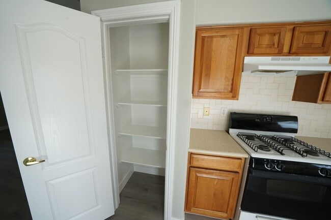 Building Photo - SHOWINGS AVAILABLE NOW