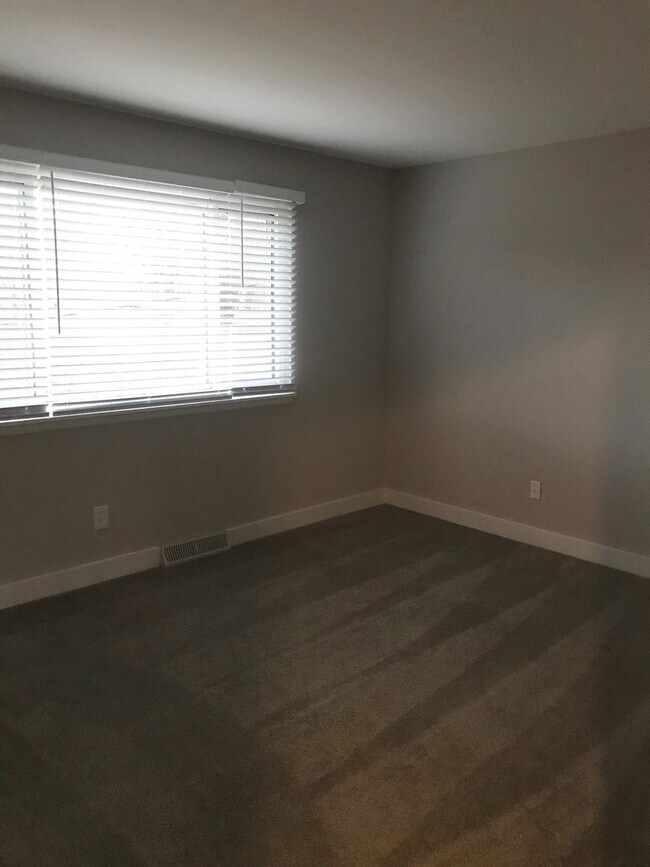 Building Photo - Pet Friendly, Renovated Home in Fox School District