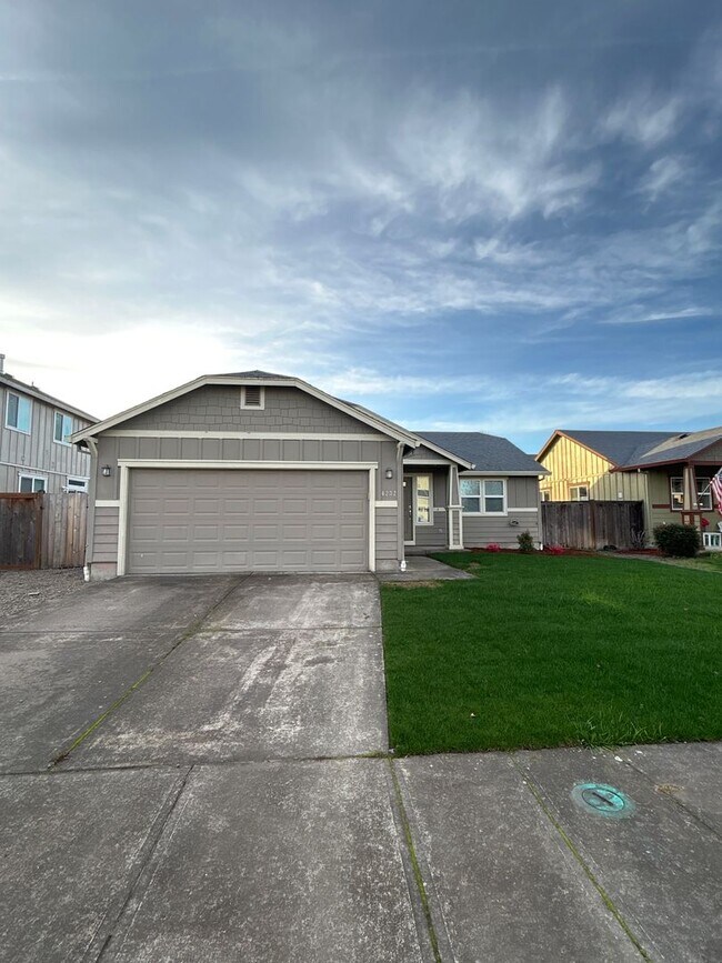 Building Photo - Single Level 3 Bedroom / 2 Bath Home in Albany ~ Don't Delay Apply Today!