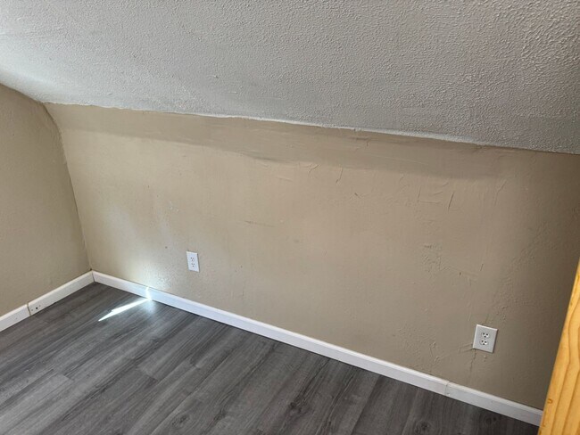 Building Photo - Newly Remodeled 3-4 bedroom Single family home