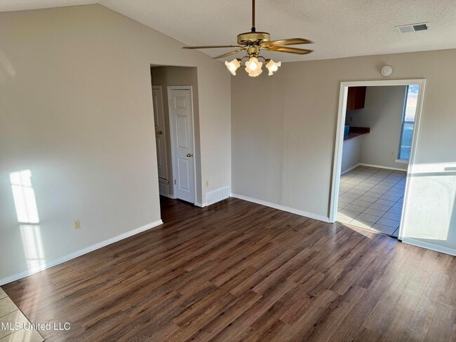 Building Photo - 6050 Somerset Dr