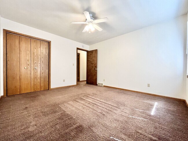 Building Photo - Wabasis 8590-8592