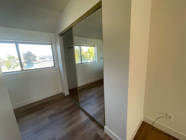 Building Photo - 5 bedroom Pet Friendly remodeled home in P...