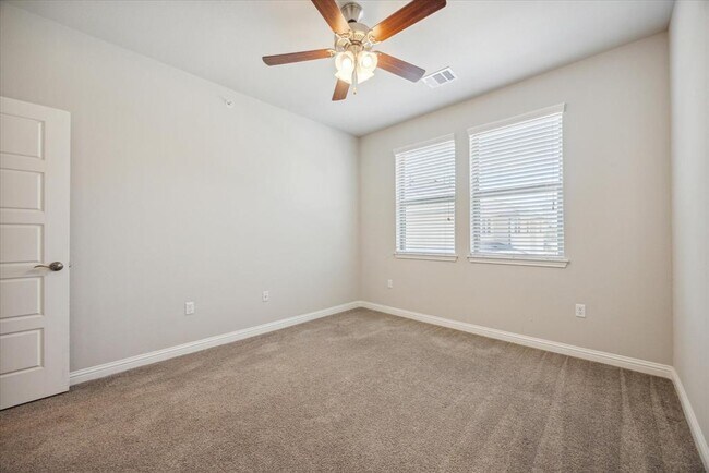 Building Photo - 13800 Lyndhurst St