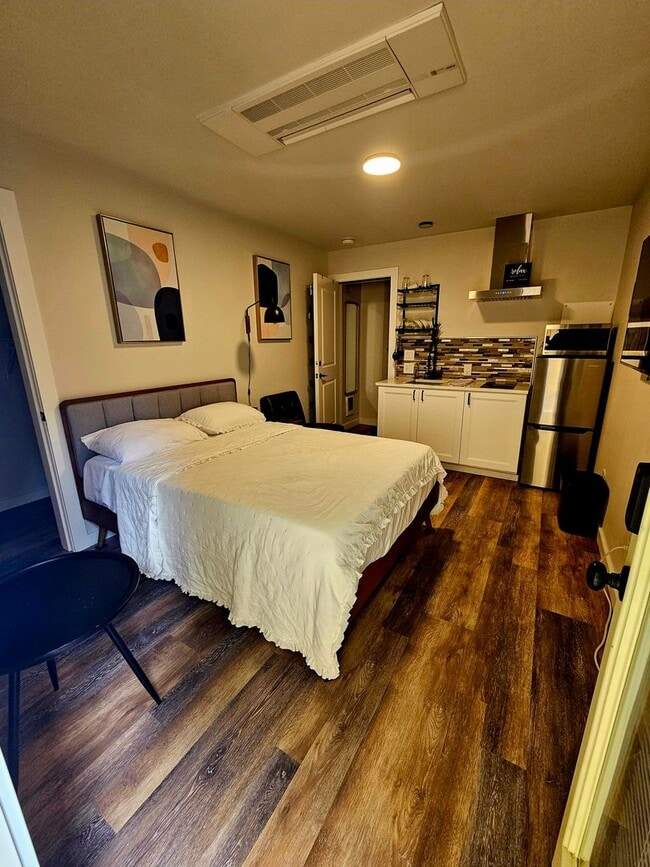 Building Photo - Fully Furnished Studio New in Silverdale W...
