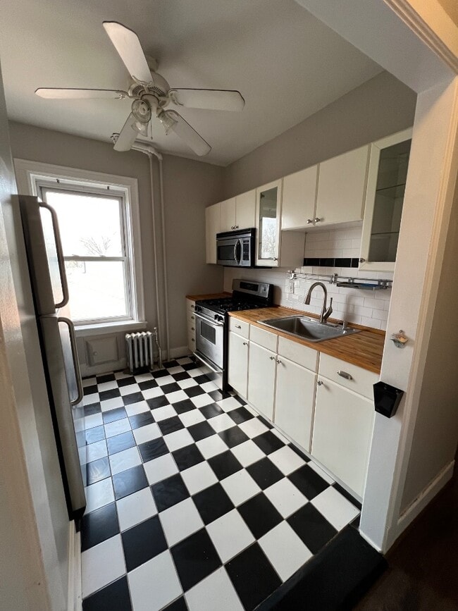 Building Photo - 122 W 39th St