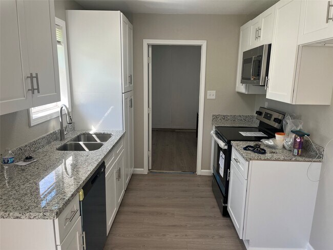 Building Photo - 402 Thompson Dr